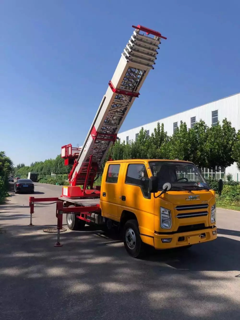 涪城附近的云梯车出租服务：轻松解决高空作业需求